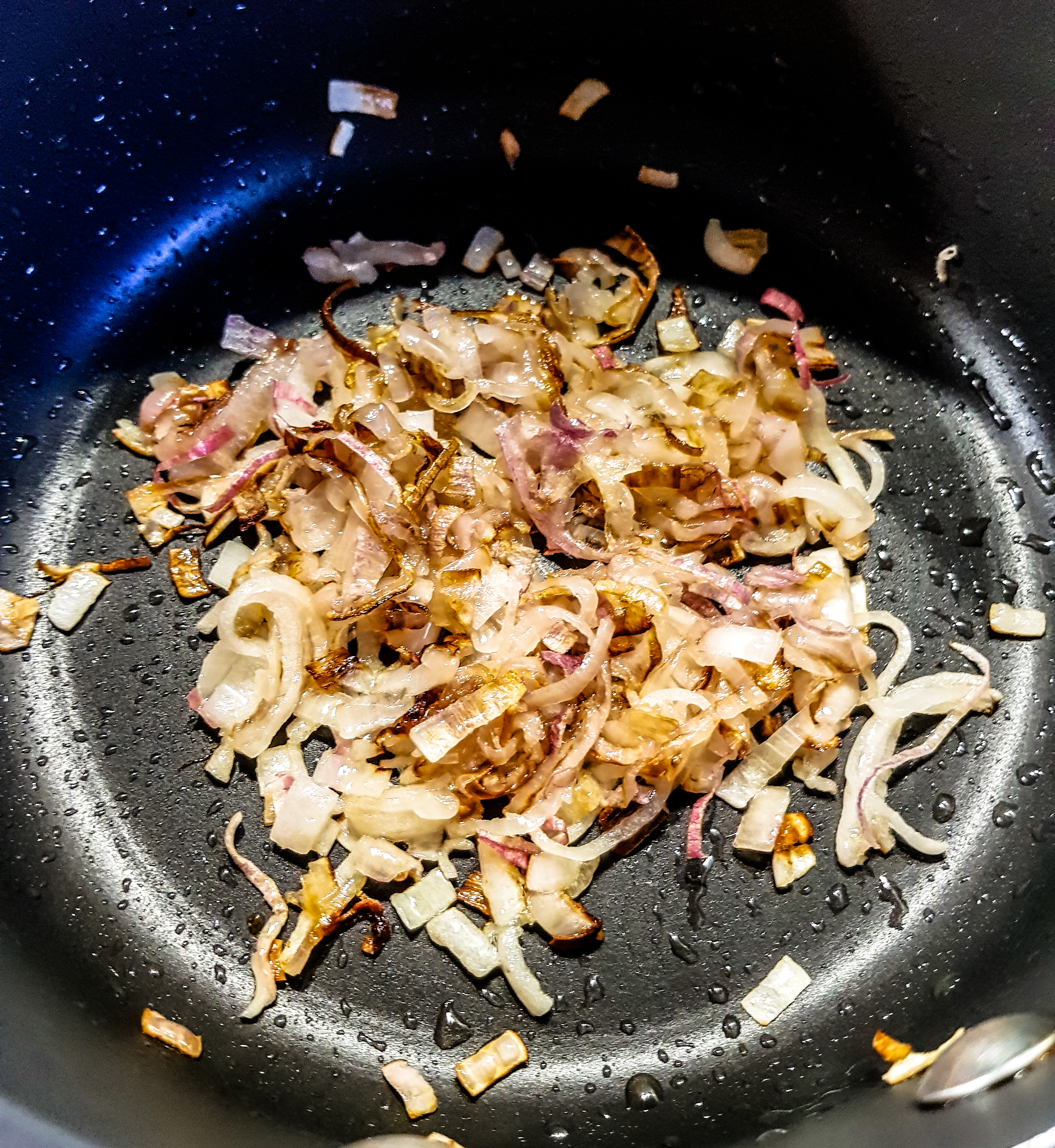 Sauce gorgonzola con peperoncino : cuisson des échalottes