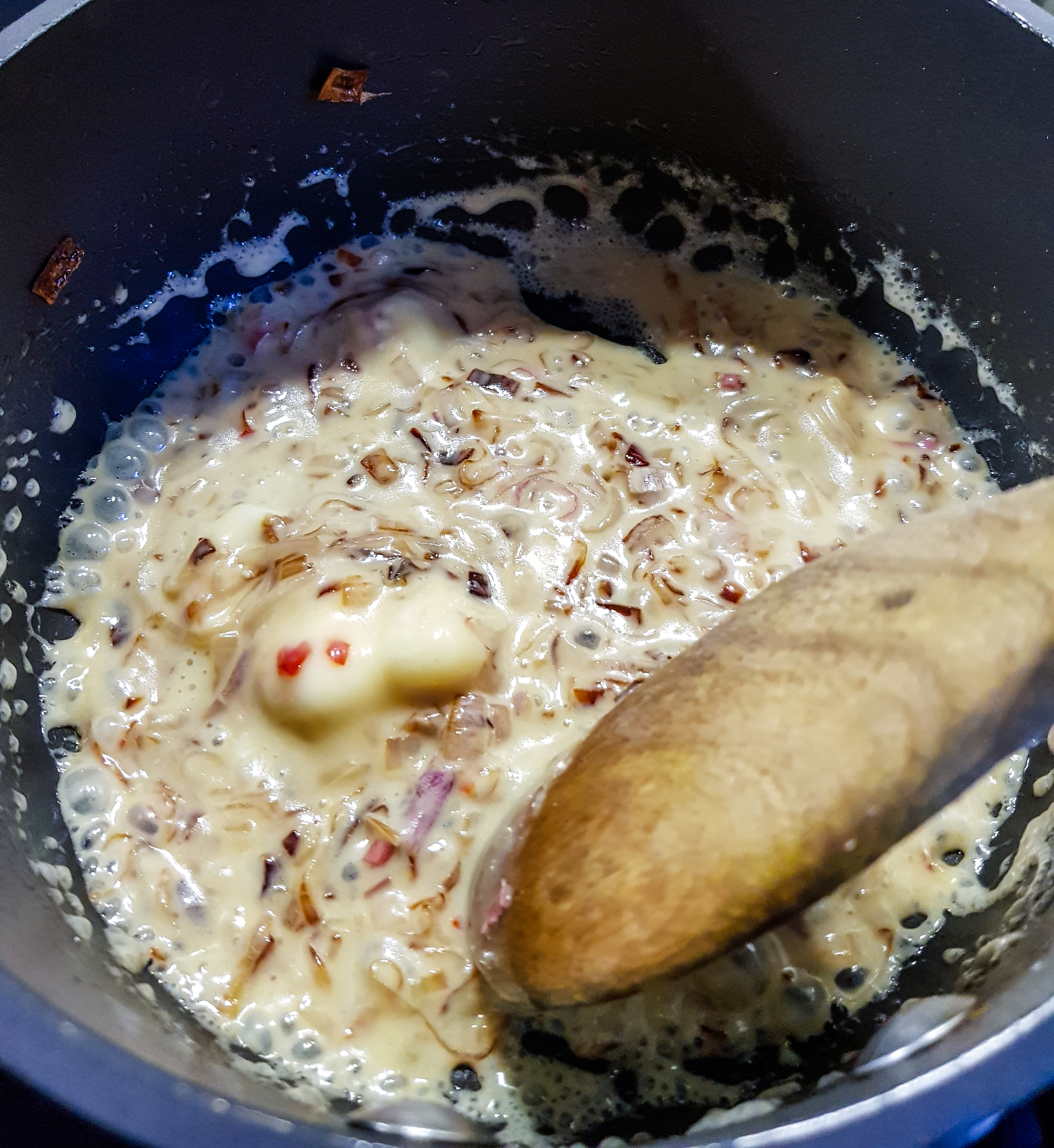 Sauce gorgonzola con peperoncino : ajout crème et gorgonzola aux échalottes
